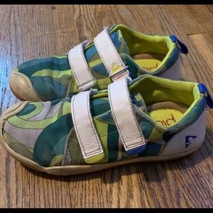 Plae kids size 2.5 white and green pattern shoe